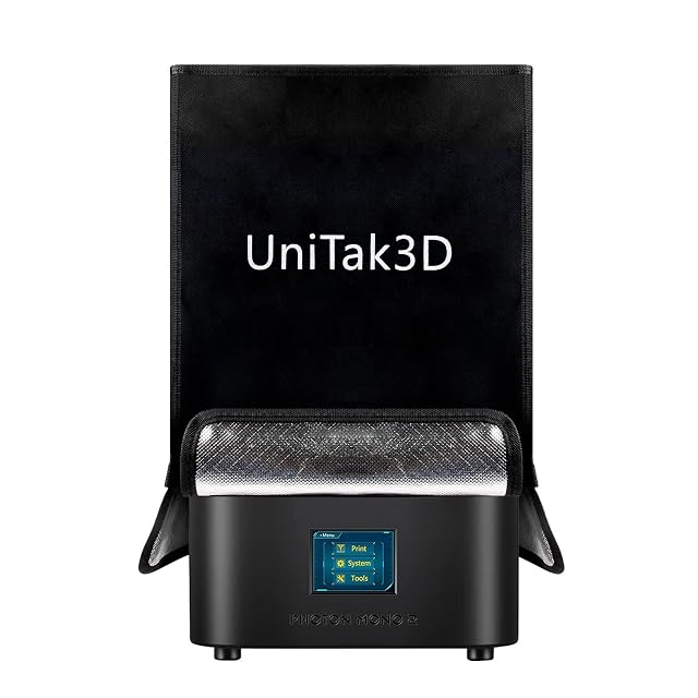 Schwarze UniTak3D-Abdeckung über einem kleinen Resin-3D-Drucker