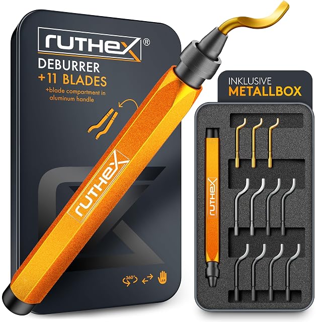 Orangefarbener ruthex-Entgrater mit goldener Klinge und eine offene Metallbox mit Griff, drei goldenen und acht schwarzen Klingen