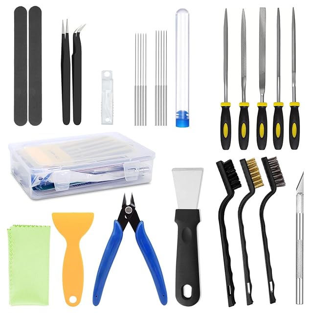 Ausgelegtes Set: Schleifstäbe, Pinzetten, Nadeln in einem Röhrchen, fünf Feilen, eine transparente Box, Tuch, Kunststoff- und Stahlschaber, Seitenschneider, Bürsten und ein Bastelmesser