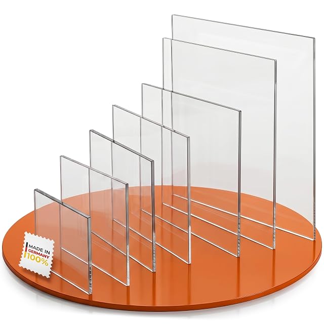 Klare Acrylglasplatten in zunehmender Größe, in einem geschlitzten orangefarbenen Sockel stehend, mit Made-in-Germany-Stempel