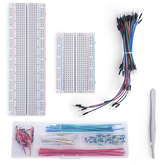 Ein Breadboard mit 830 und eines mit 400 Punkten, ein Bündel flexibler Jumperkabel, eine Box farbcodierter U-Brücken und eine Pinzette