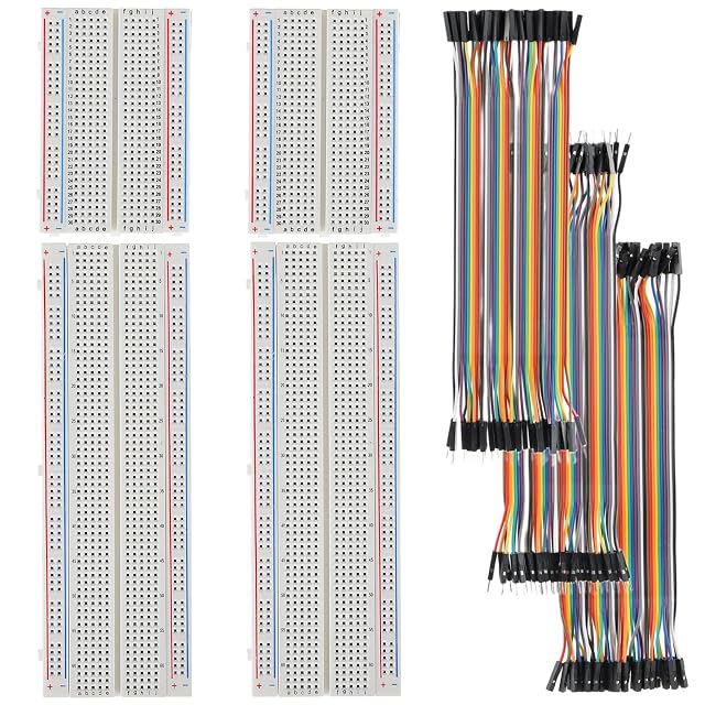 Zwei Breadboards mit 400 und zwei mit 830 Punkten neben drei regenbogenfarbenen Jumperbändern