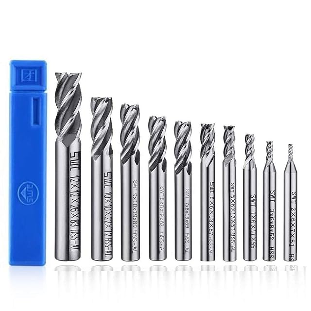 Zehn blanke 4-schneidige Stahlschaftfräser von 2 bis 12 mm neben einem blauen Etui, Schäfte mit SWT, Größen und HSS-AL gestempelt