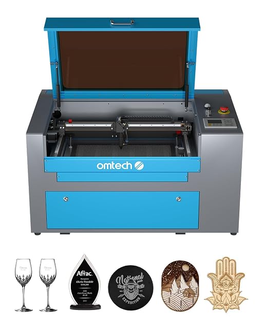 CO2-Lasergraviergerät OMTech 50 W mit geöffnetem Deckel und digitalem Bedienfeld