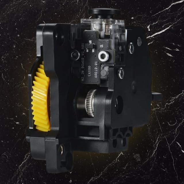 Schwarze Extrudereinheit mit gelbem Zahnrad, gerändeltem Antriebszahnrad, kleiner Platine und schwarzem Knopf