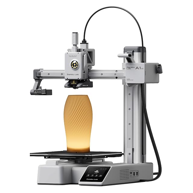 Kompakter 3D-Drucker Bambu Lab A1 Mini mit gedrucktem Lampenschirm