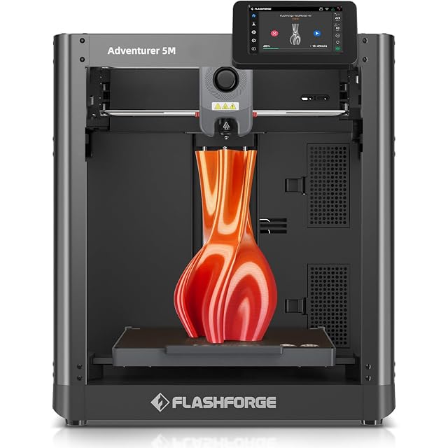 CoreXY-3D-Drucker Flashforge Adventurer 5M mit gedruckter Vase auf dem Druckbett