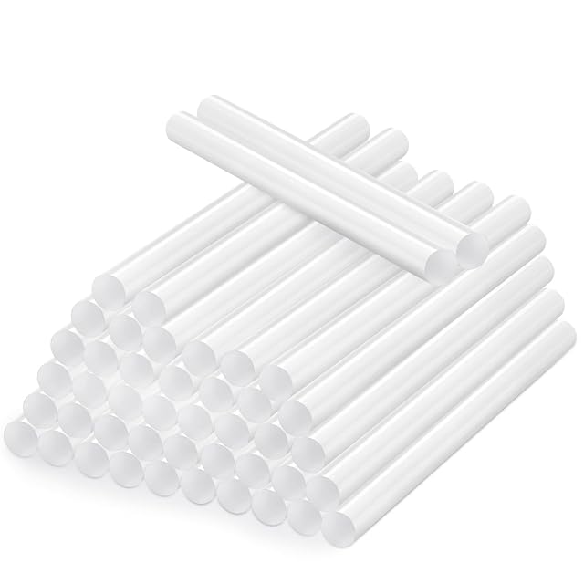 Stapel weißer Klebesticks mit zwei quer darüberliegenden Sticks