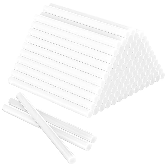 Pyramide weißer Klebesticks mit drei losen Sticks davor