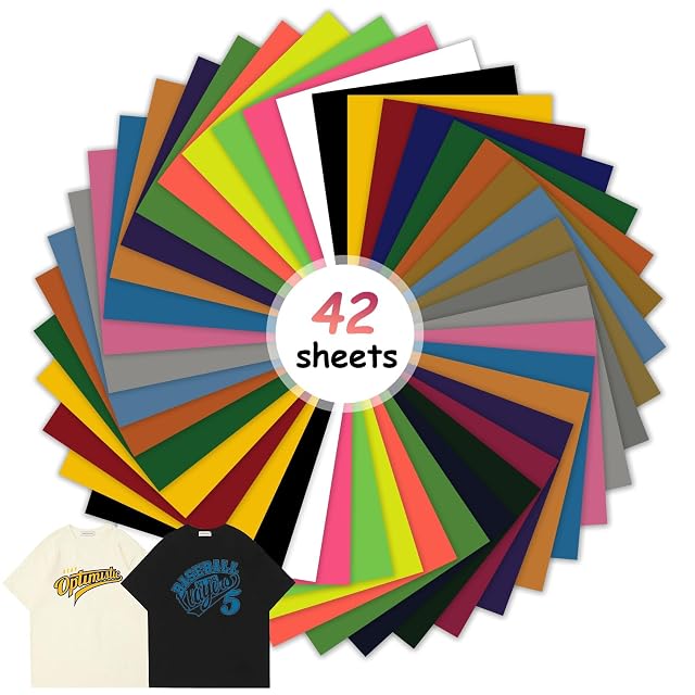 Zweiundvierzig farbige Folienbogen im Kreis um ein Etikett 42 sheets aufgefächert, mit zwei bedruckten T-Shirts