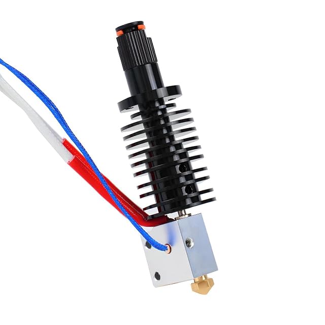 Schwarzes geripptes Hotend mit silbernem Heizblock, Messingdüse, rot ummantelten Heizdrähten und blau umflochtener Thermistorleitung