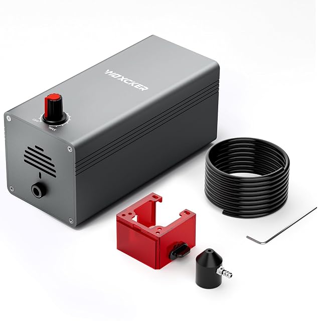 Graue WOXCKER-Pumpe mit rotem Drehknopf OFF–MAX, aufgerolltem schwarzem Schlauch, roter Acrylhalterung, schwarzer Kegeldüse und Innensechskantschlüssel