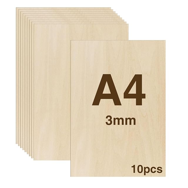 Stapel schlichter Sperrholzplatten, die vorderste mit Aufdruck A4 3mm 10pcs