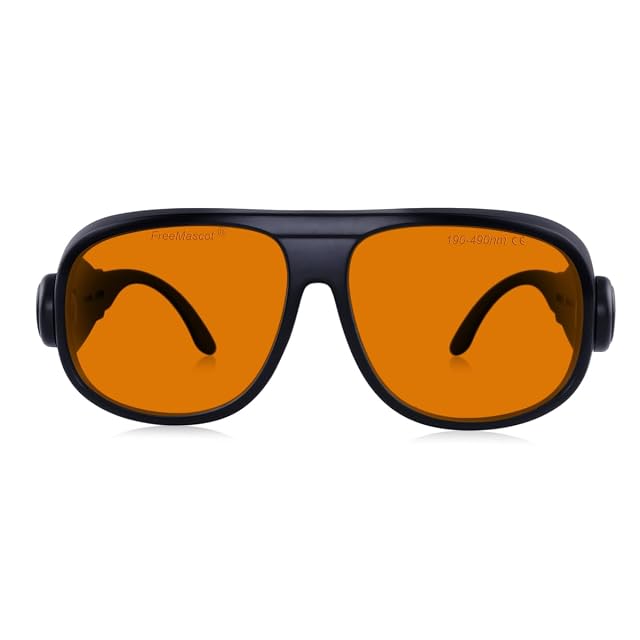 FREEMASCOT-Brille mit orangefarbenen Gläsern in schwarzem Rahmen, ein Glas mit aufgedrucktem Bereich 190–490 nm