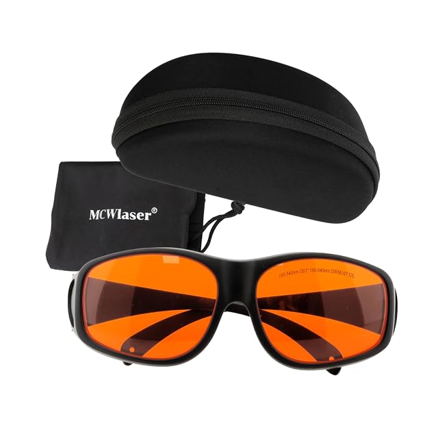 MCWlaser-Brille mit orangefarbenen Gläsern, gekennzeichnet 190-540nm OD7+ DIRM LB7 CE, neben einem Reißverschlussetui und einem weichen Beutel