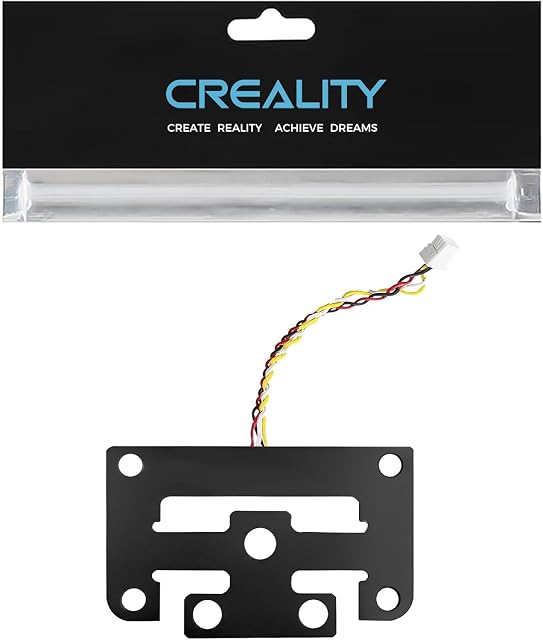 Schwarze Dehnungsmessplatte mit Schraubenlöchern und eingestecktem vieradrigem Kabel, unter einem Creality-Verpackungskopf