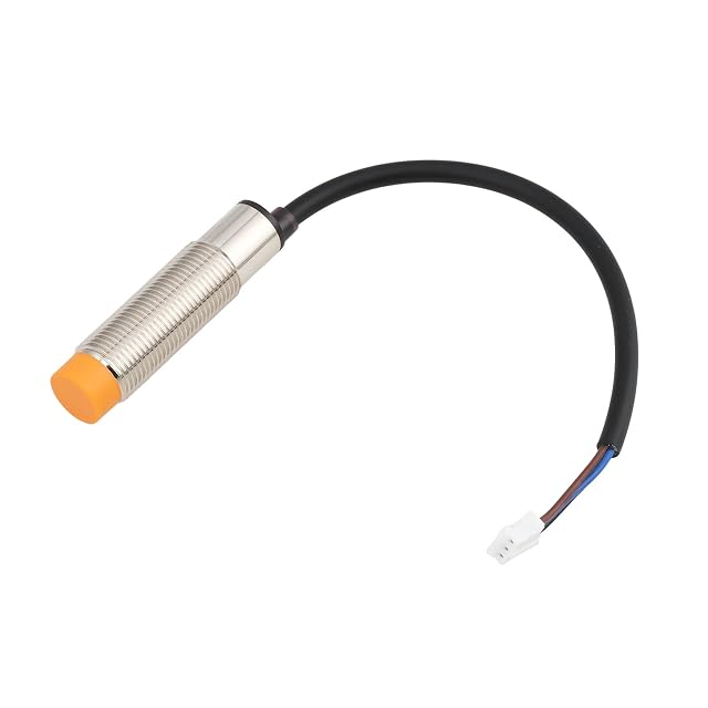 Zylindrischer Metallsensor mit Gewinde, orangefarbener Stirnfläche und schwarzem Kabel mit dreipoligem Stecker