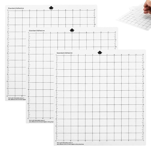 Drei weiße Matten mit dem Etikett Standard Adhesive, schwarzem Zollraster und einem Hinweis auf die Silhouette Cameo 3 und andere Schneidemaschinen
