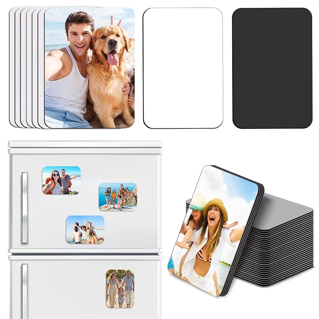 Magnetrohlinge mit abgerundeten Ecken, weißer Vorderseite und schwarzer Rückseite, einige mit Fotos bedruckt an einem Kühlschrank