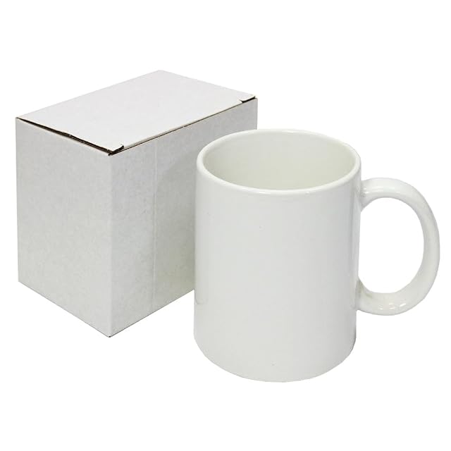 Weiße Keramiktasse neben einer schlichten weißen Box