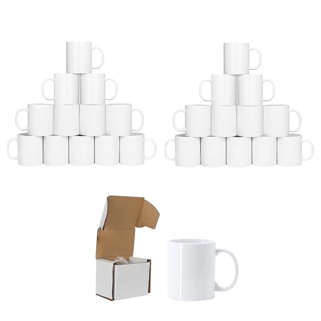 Zwei Pyramiden aus je zwölf weißen Tassen und eine Tasse neben ihrer geöffneten weißen Box