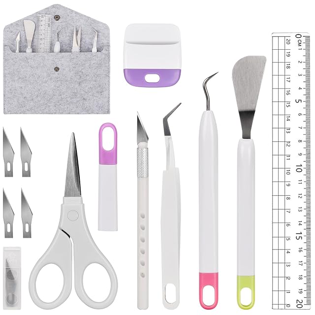 Ausgelegtes Entgitterset: Filztasche, Schaber, 20-cm-Lineal, Schere, Bastelmesser mit Kappe und Ersatzklingen, Pinzette, Haken und Spatel